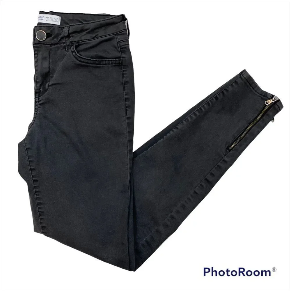 Zara Basic Denim Ladies Black Skinny Jeans With Zippers at Bottom Hems Size 2‎